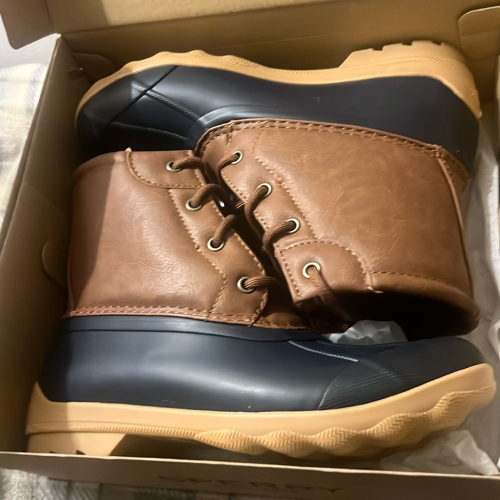 Sperry - Port Boot Tan/Navy color 🥾 

Brand New Never Worn with box 📦